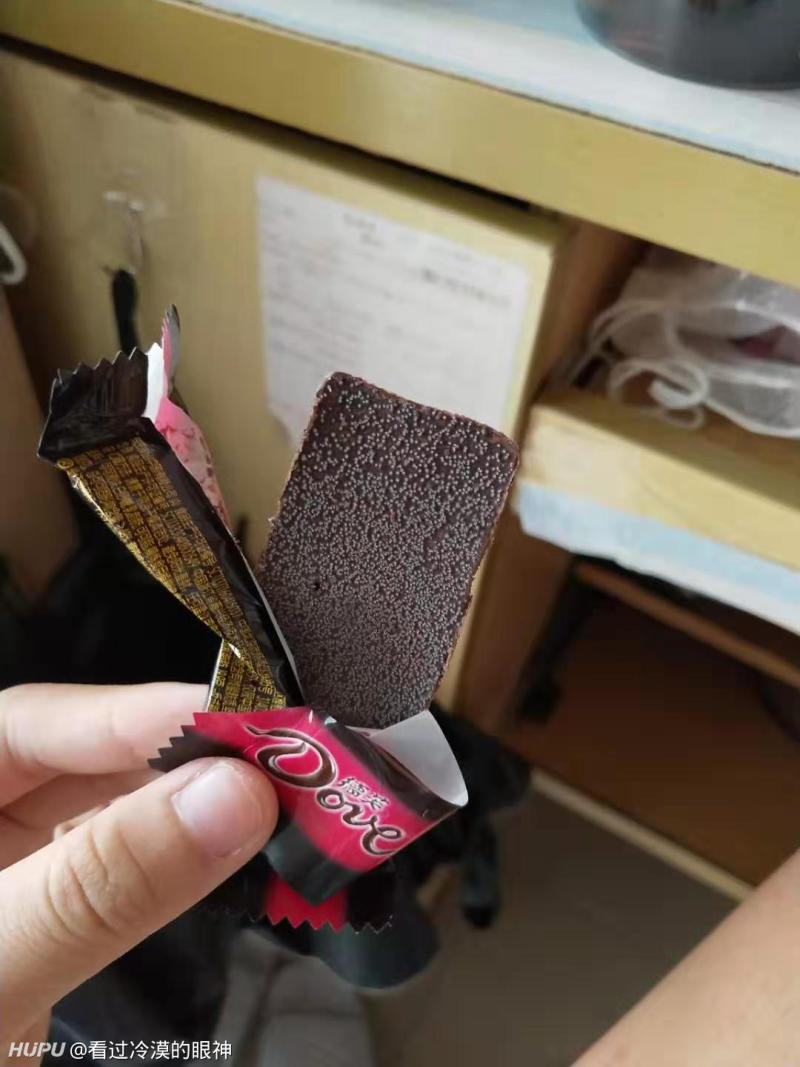 男子起诉来伊份巧克力过度包装