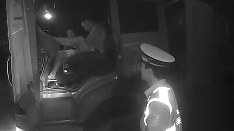 路人看到货车里现疑似人脚吓得报警