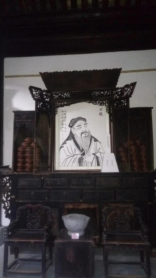 24岁男生独自一人祭拜父母
