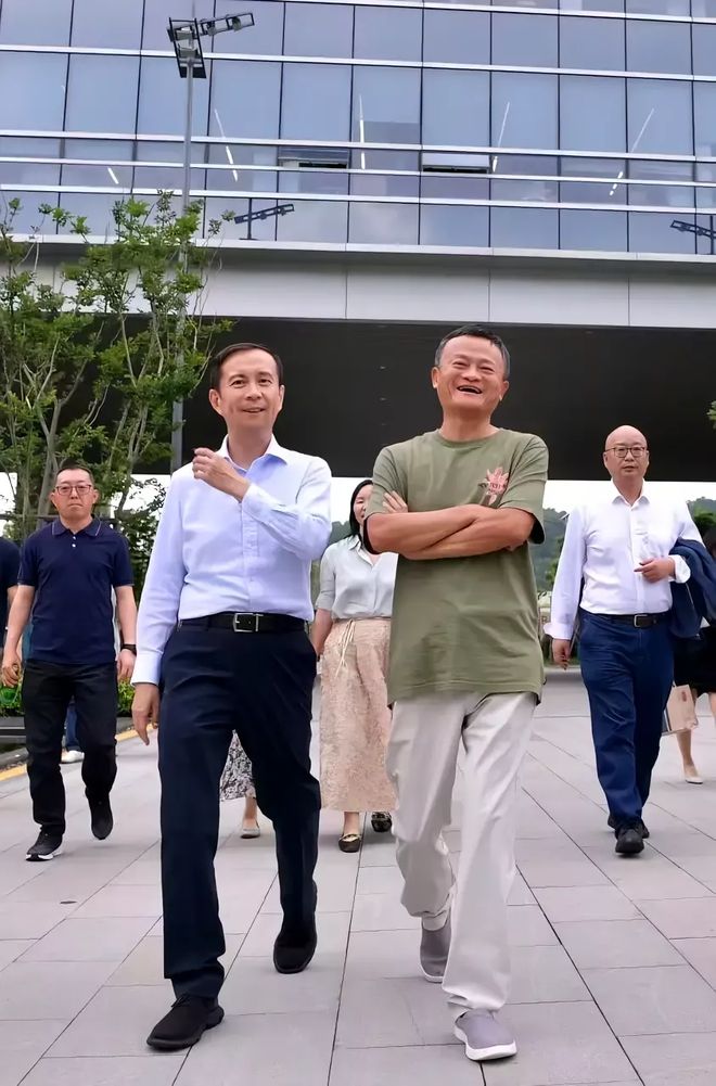 马云戴新工牌现身阿里云谷园区