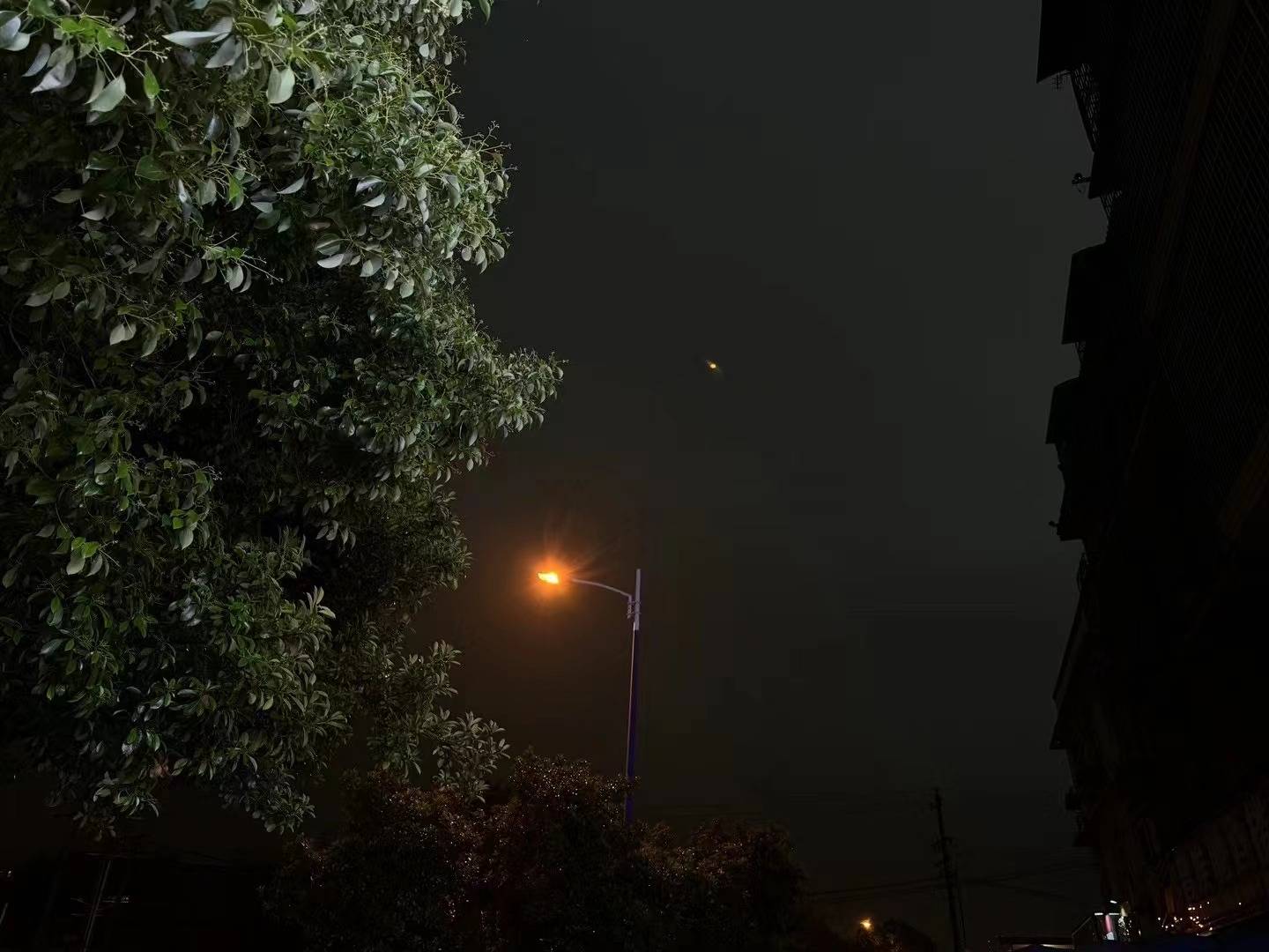 湖南突现“天幕关灯” 白昼变黑夜