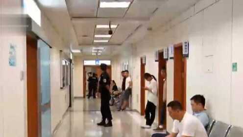 男子深夜捅伤同病房父子后跳楼身亡
