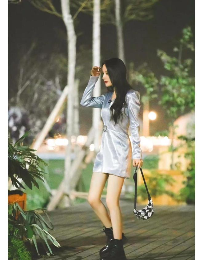 杨幂腰间花朵高定造型绝美