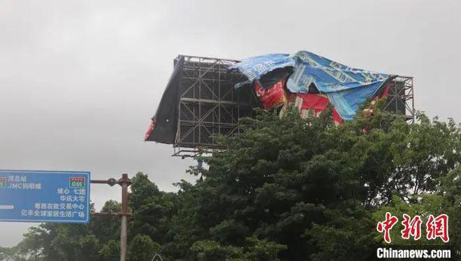 北京狂风掀起铁板 记者直播险被砸中