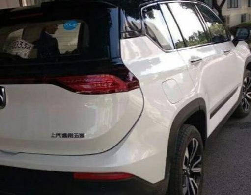 大风后网友发现自家窗户上有张钱