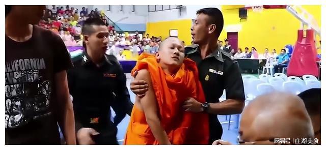 泰国征兵现场：诸多“美女”来抽签