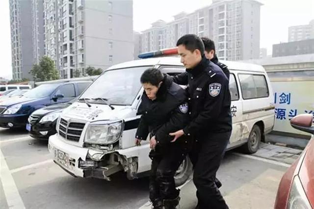 百岁老人撞车后与交警硬核对话