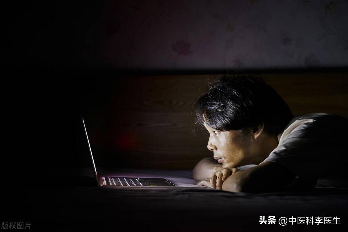 医生：闭目耗神与主动熬夜差别不大