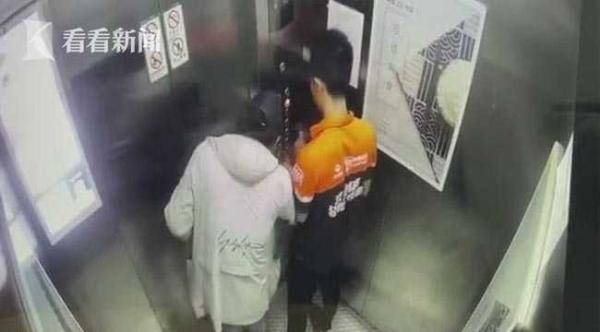 戴手铐关禁闭 多名赴美游客遭拘留