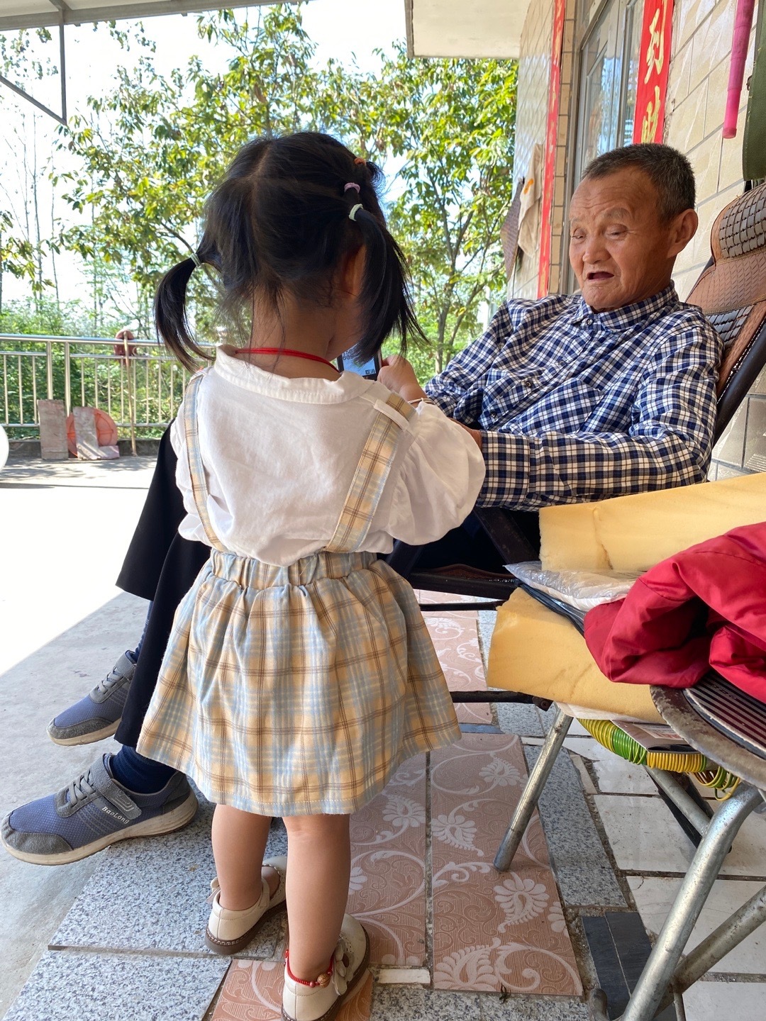 姥爷用橘子瓣给外孙上数学课
