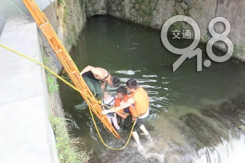 女孩落水 两个小孩哥教科书级救援