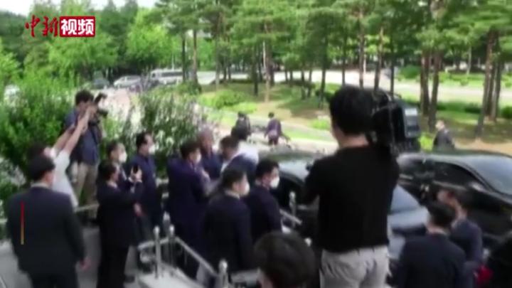 韩执政党党鞭当众拖拽女记者