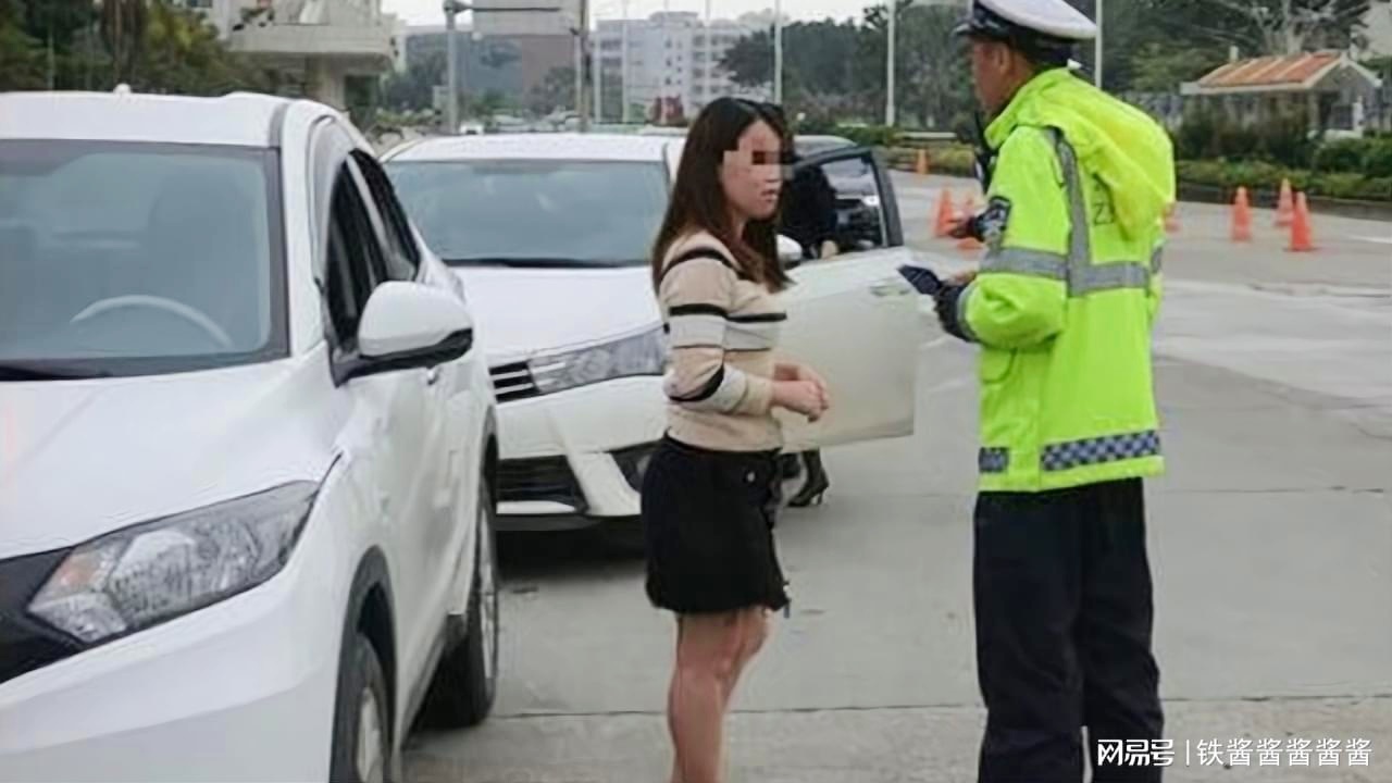 女子开车去交警队考科目一