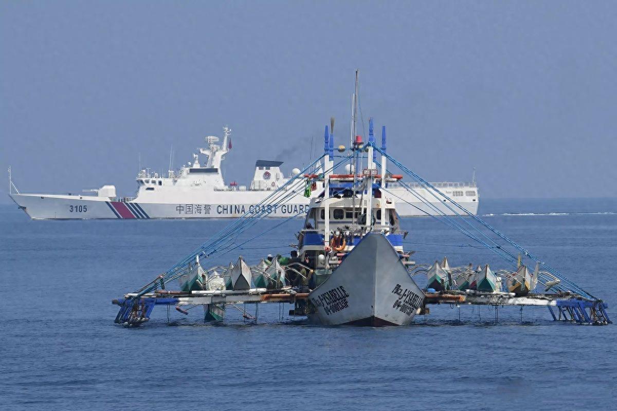 菲护卫艇非法侵入中国黄岩岛领海