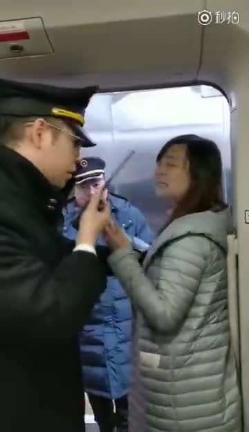 女子为何敢伸腿阻高铁