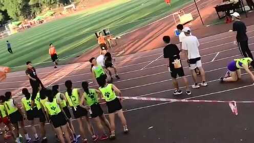 男生用公主抱迎接跑完800米的女友