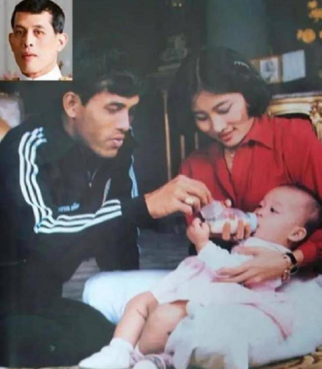 爸爸给女儿打伞打了个寂寞