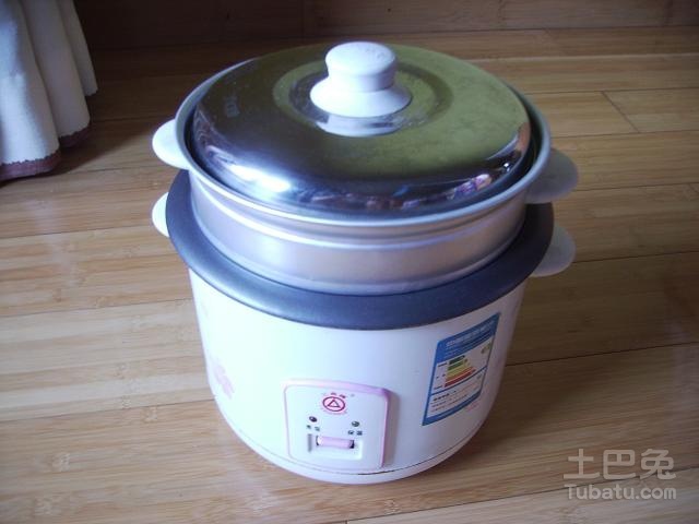 客户送修的电饭锅内盖打开全是霉菌
