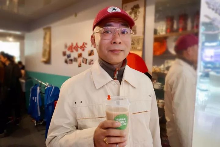 娃哈哈回应“跨界做AD钙奶鞋”