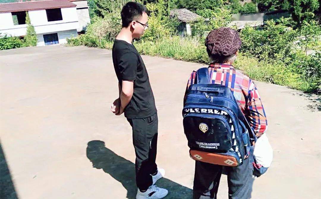 男生一瘸一拐出考场家长飞奔搀扶