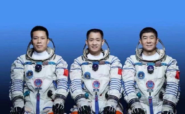 全红婵教航天员在太空做运动