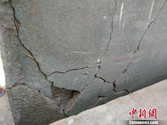 家中藏数百块石头 致邻居家墙体开裂