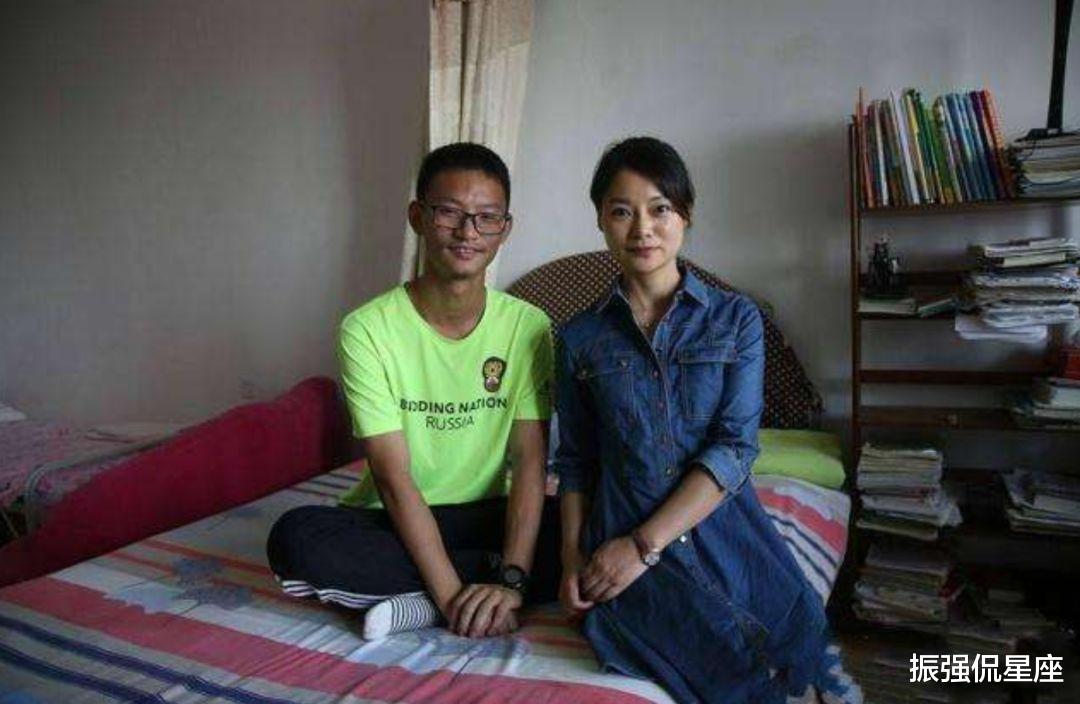 儿子悄悄考上北大妈妈惊成静止画面