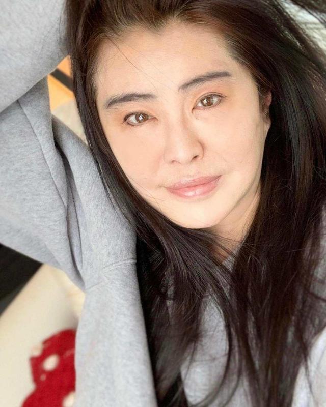 王祖贤现身上海 眉眼美丽气质优雅
