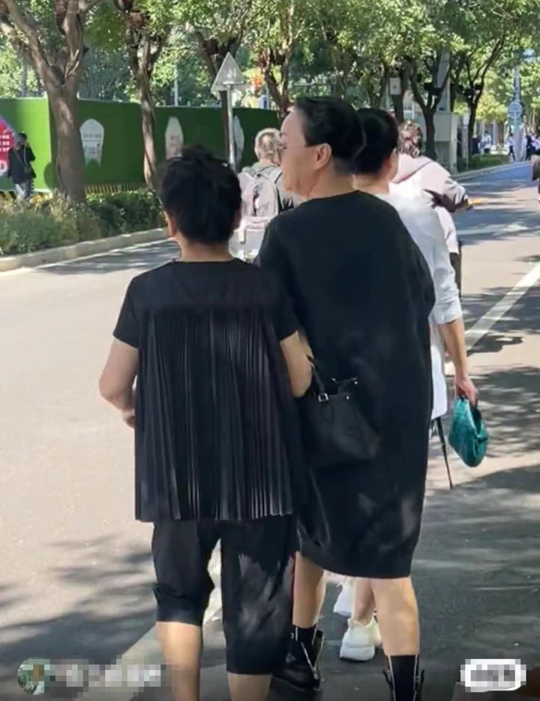偶遇那英宋丹丹一起逛商场