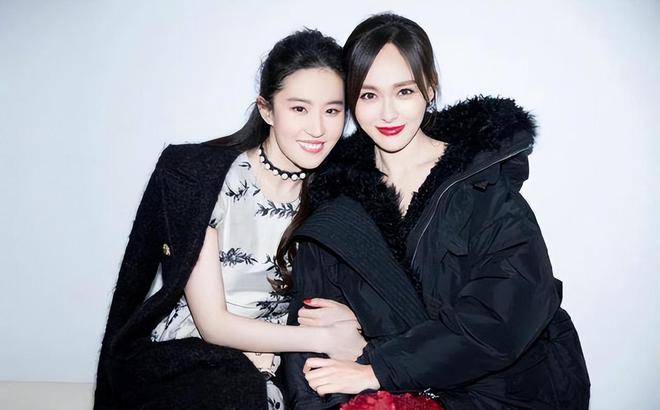陈晓帮刘亦菲提裙摆