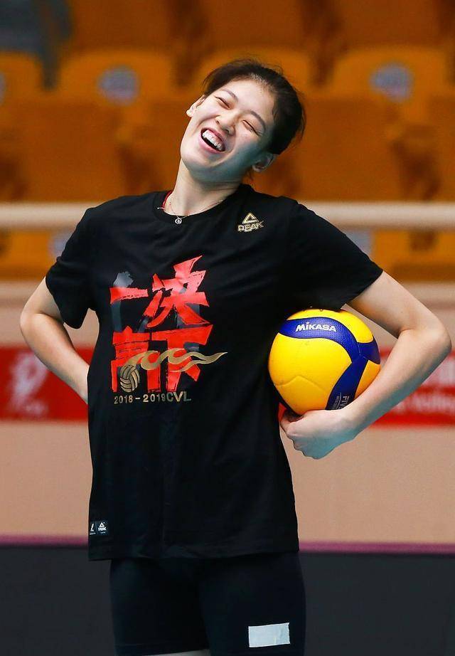 李盈莹受伤2月后现身中国女排