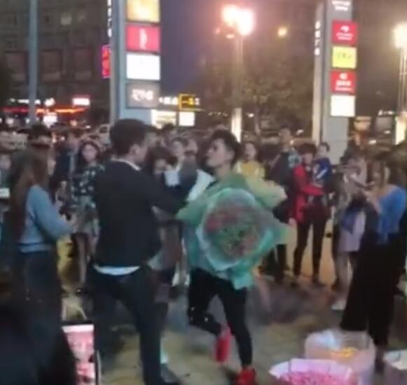 两男子起口角 女友劝架秒变求婚现场