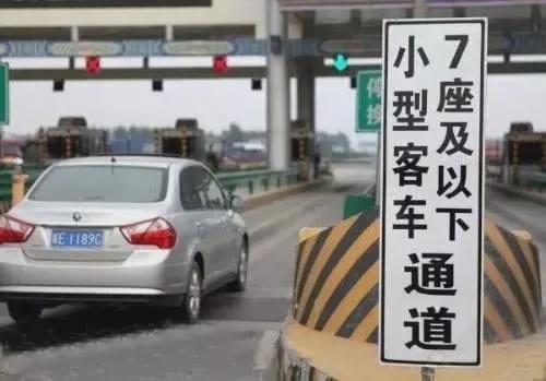 太原现“晋A好几个8”车牌 交警调查