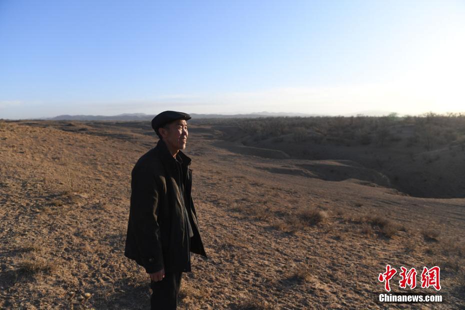 23岁异瞳小伙在无人区拍治沙走红