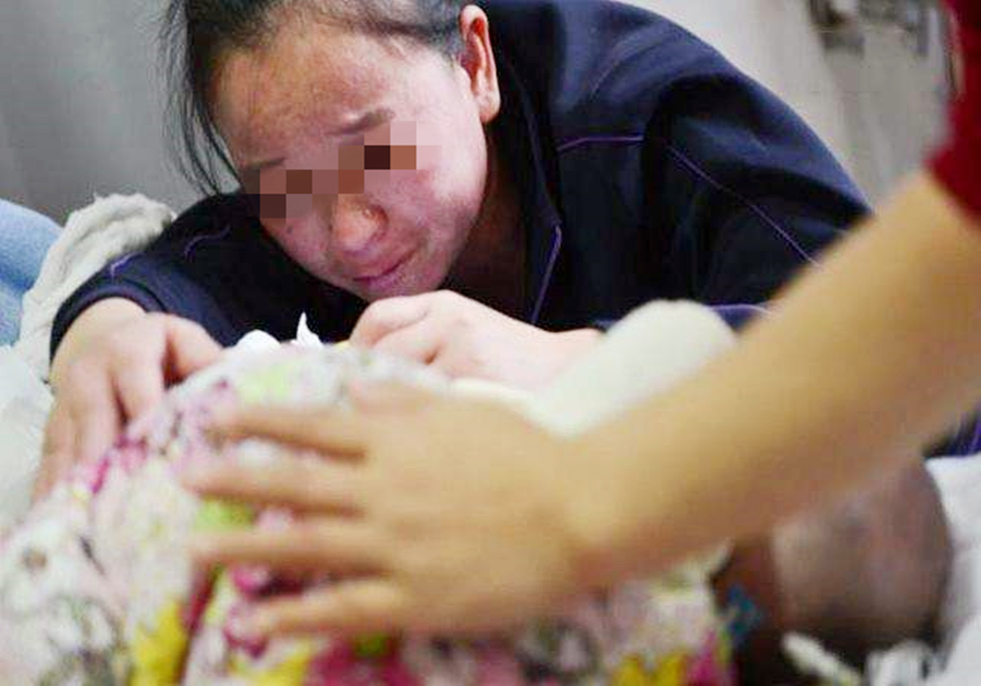 月嫂下户躲卧室抱着宝宝流泪