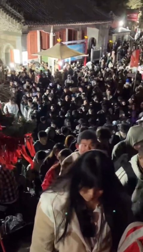 五一凌晨3点泰山人多得走不动道