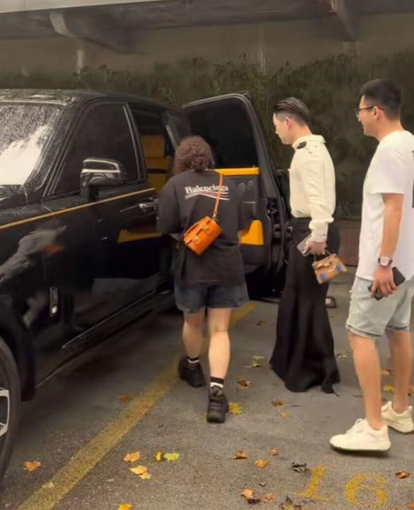 杭州西湖边又见穿白衬衣的警监执勤