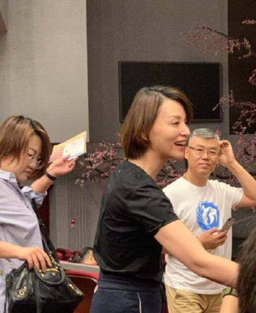 51岁董卿近况曝光 素颜与粉丝合影