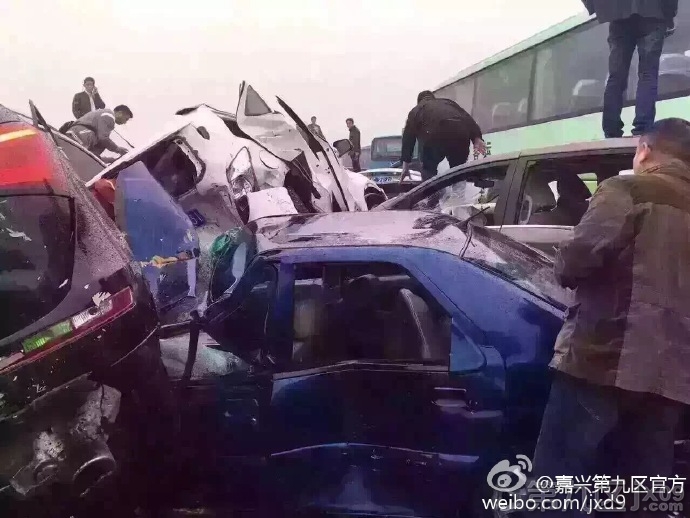 高速连环车祸 白车将另一车压下面