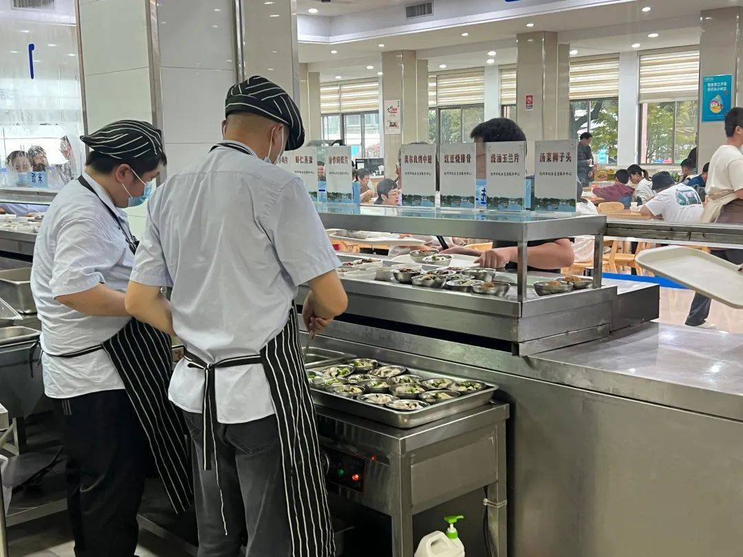衢州政府食堂也被挤爆 队伍排到大院