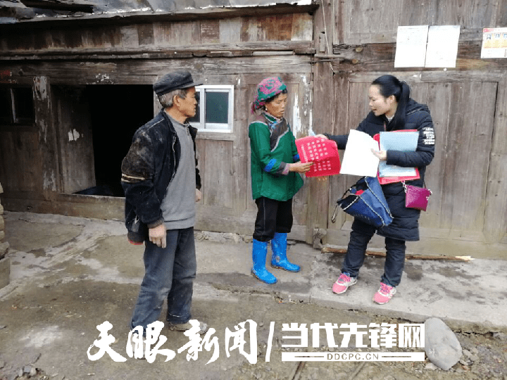 镇干部回应火海中徒手掰车门救人