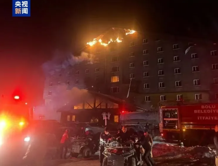 河南一酒店婚庆燃放爆竹致外墙着火