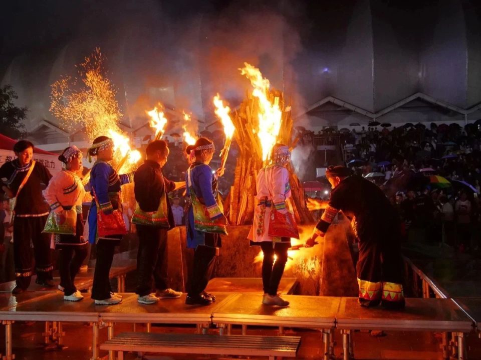 五一旅游遇到云南抹黑节有多“滇”