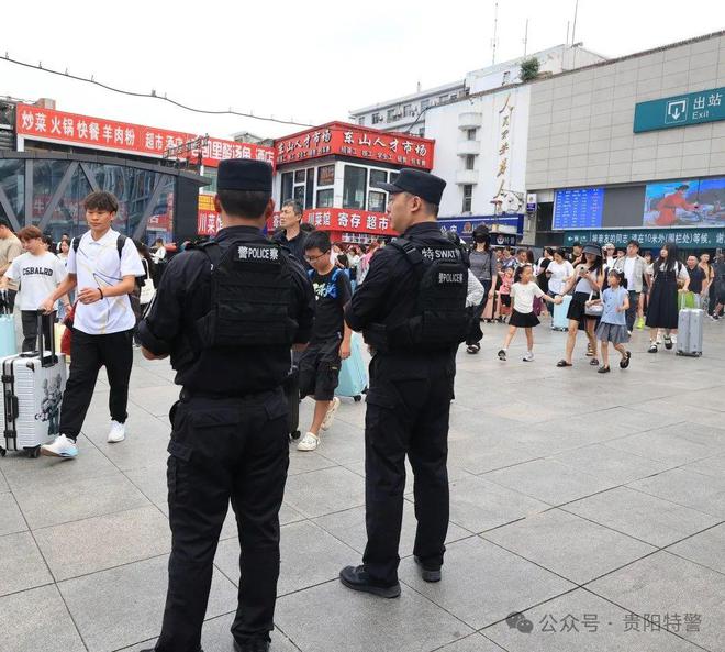南昌特警持续“接单” 帮游客拍照