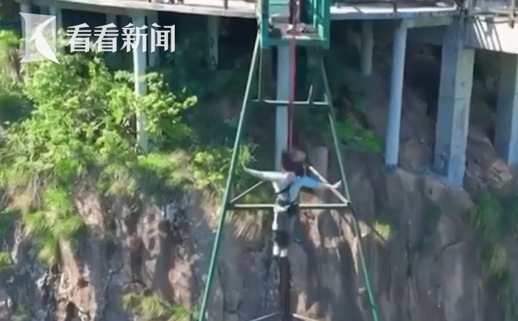 景区推出“窝囊版”蹦极爆火
