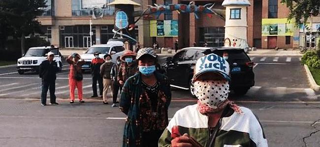 河南老人强拦婚车讨喜烟 被特警驱离