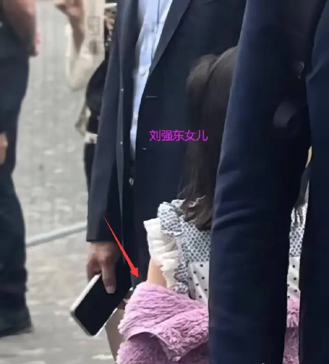 章泽天带8岁女儿伦敦追星