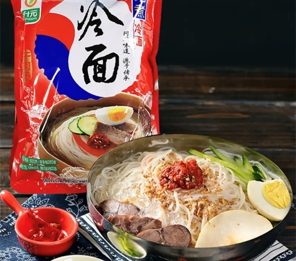 女子用公筷试吃超市咸菜后插回