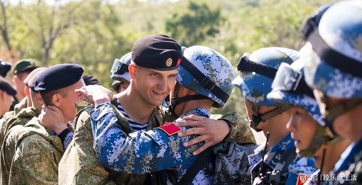 俄士兵跟中国女生学说中文还比心