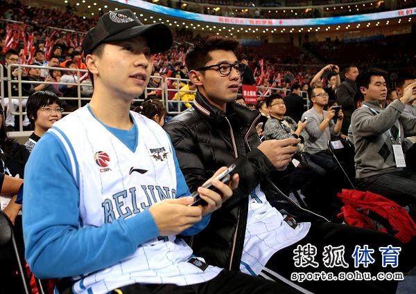 马龙一家四口观战CBA总决赛